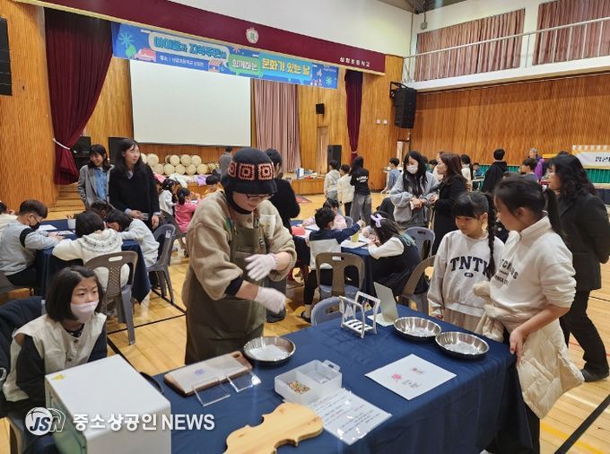 여수시 삼일동 주민자치회(회장 이도균)는 지난 19일 상암초등학교에서 지역 어린이와 삼일동 주민 100여 명이 참여하는 ‘문화가 있는 날’ 체험행사를 개최했다.