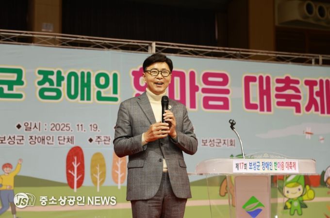 보성군, “제17회 보성군장애인한마음대축제”성황리 개최_ 제17회 보성군장애인한마음대축제에서 김철우 보성군수가 축사를 전하고 있다