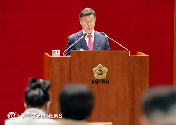 신상진 성남시장이 20일 성남시의회 제307회 제2차 정례회에서 2026년도 예산안과 시정 운영 방향을 설명하고 있다