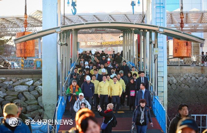 김민석 국무총리가 21일 동절기 해양안전사고 예방 점검차 인천 중구 연안여객터미널을 방문, 이용실태를 확인하고 있다.