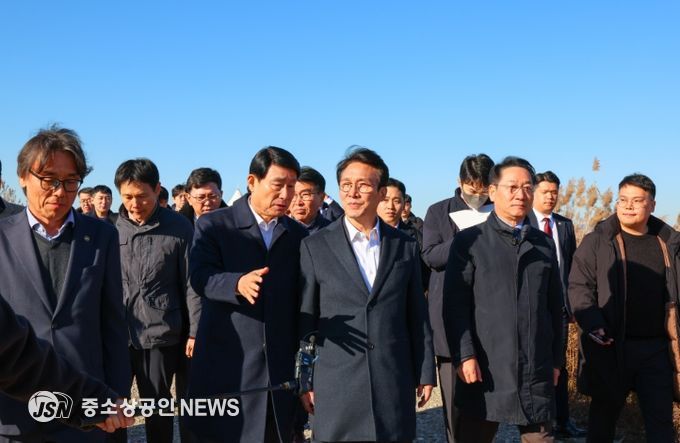 김민석 국무총리가 21일 인천 서구 수도권매립지를 방문, 3-1매립장 위생매립 현황 및 2매립장 상부공간 활용대책에 대해 브리핑을 받으며 점검을 하고 있다.
