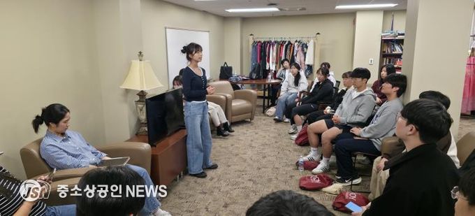 ‘글로컬 미래역량강화 프로그램’에 참여한 학생들과 현지 한인 유학생들이 진로탐색을 주제로 한 교류세미나를 열고 있다.