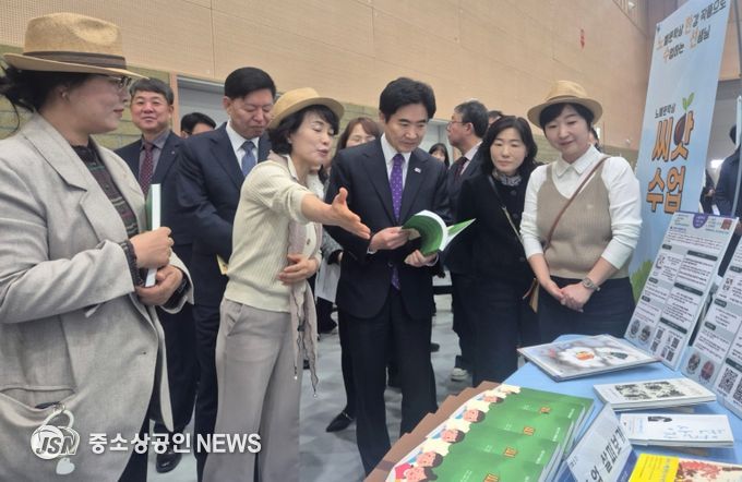 김대중 전남교육감이 22일 열린 ‘2030 유‧초등 수업한마당’에 선보인 ‘노벨문학상 씨앗수업’을 살펴보고 있다.