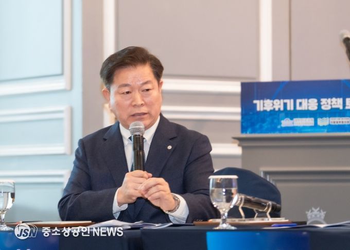 박승원 광명시장이 24일 서울 여의도 켄싱턴호텔에서 열린 ‘국가와 지방이 함께하는 탄소중립 실현, 기후위기 대응 정책 토론회’에 참석해 지방정부 기후 분권의 필요성에 대해 말하고 있다.