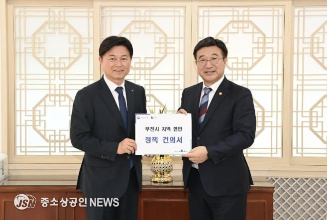 조용익 부천시장이 24일 정부서울청사를 방문해 윤호중 행정안전부 장관에게 부천시 주요 사업 현안을 설명하고, 정부 차원의 전폭적인 지원을 요청했다.