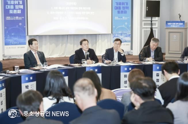 이재준 수원시장이 패널토론에서 발언하고 있다.