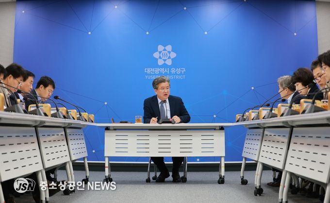 정용래 유성구청장이 25일 열린 주간간부회의를 주재하고 있다.