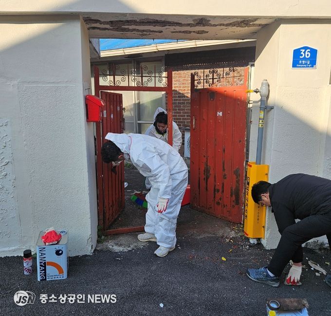 주민을 위한 대문 도장·외벽 도색 재능기부