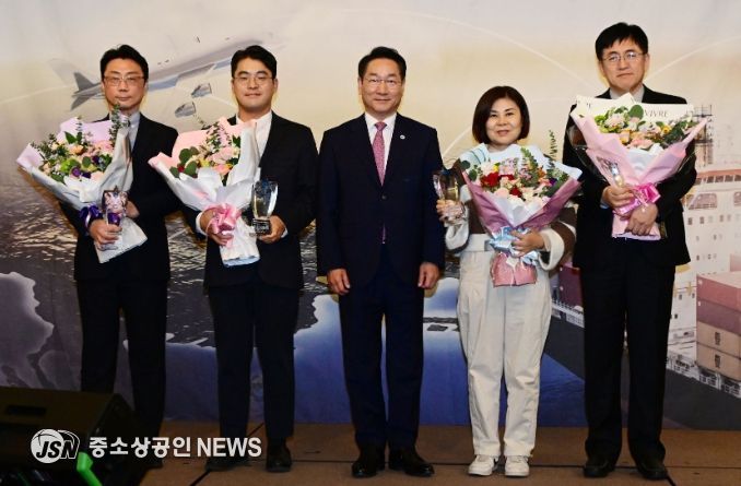 유정복 인천광역시장이 25 연수구 쉐라톤호텔에서 열린 '2025년 인천광역시 물류의날' 행사에서 물류발전대상 시상을 하고 있다.