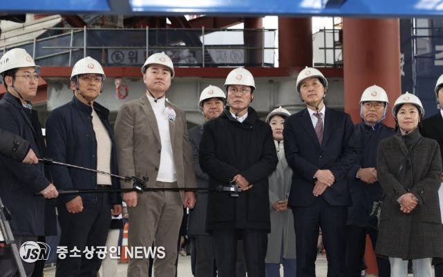 김민석 국무총리가 25일 도봉구 서울 아레나 복합문화시설 건립 현장을 방문, 사업 추진 현황에 대해 보고 받은 뒤 발언을 하고 있다.