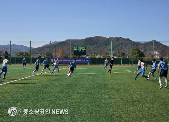 벌교생태공원축구장에서 ‘제50회 전라남도학생종합체육대회’ 축구 경기가 진행되고 있다.