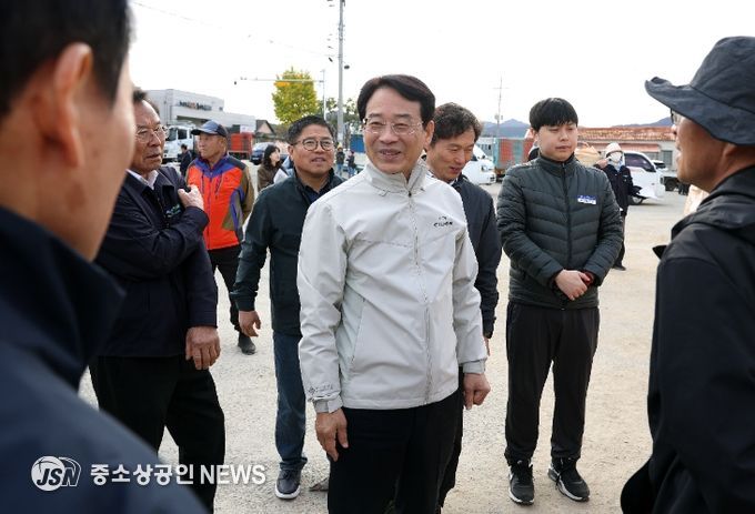 강진원 강진군수가 지난 11일 수매현장을 방문해 격려하고 있다.