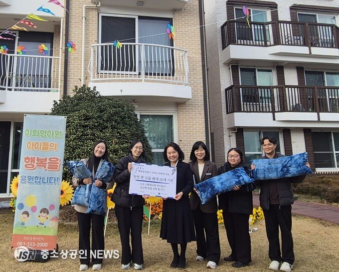 전남형 청년마을 조성사업을 수행 중인 나주 명하쪽빛마을 청년들이 지난 25일 나주 이화영아원에서 전통 쪽염색 베개 30개를 전달한 뒤 관계자들과 함께 기념사진을 촬영하고 있다.
