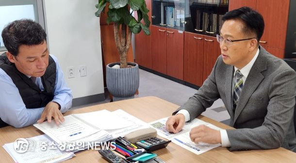 조석훈 권한대행(우)이 행안부 하종목 지방재정국장(좌)에게 목포 북항 공영차고지 조성 사업 등 특교세 건의 사업을 설명하고 있다.