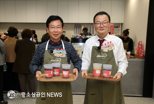 박병규 광산구청장이 27일 구청 1층 카페홀더에서 일일 명예점장 사회공헌활동을 진행했다.
