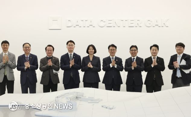 김민석 국무총리가 27일 세종 행복대로 네이버데이터센터 각 세종에서 열린 현장 간담회를 주재하고 있다.