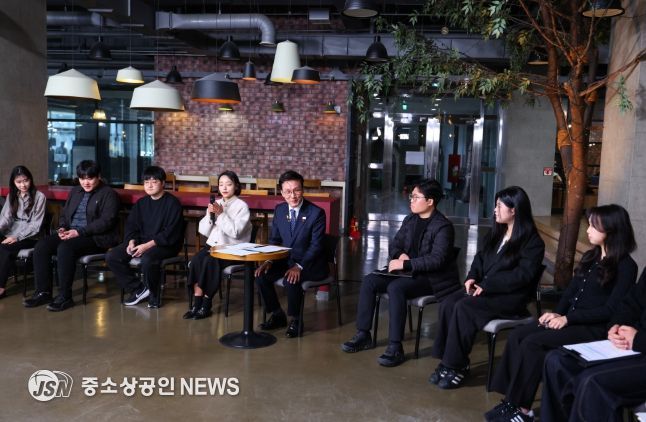 김민석 국무총리가 28일 대전 충남대학교에서 열린'미래대화 1·2·3#청년금융' 제5차 K-토론나라에서 고졸 청년 대출금리 및 청년미래적금 등과 관련한 청년들의 제안을 경청하고 있다.