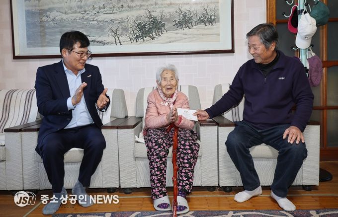 28일, 이상익 함평군수가 장수 지팡이를 전달하는 사진