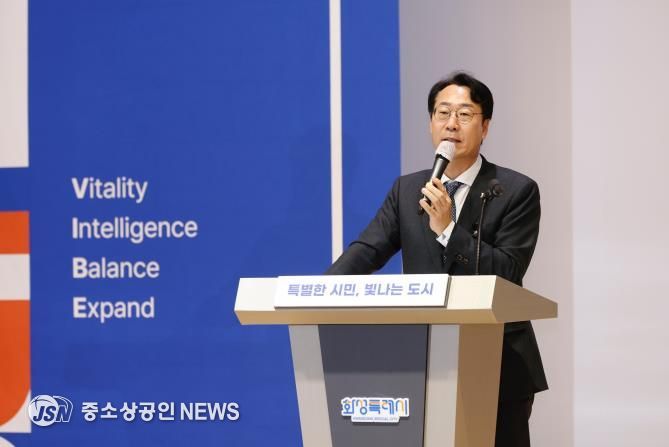 정명근 화성특례시장이 공직자들에게 인사말을 하고 있다.