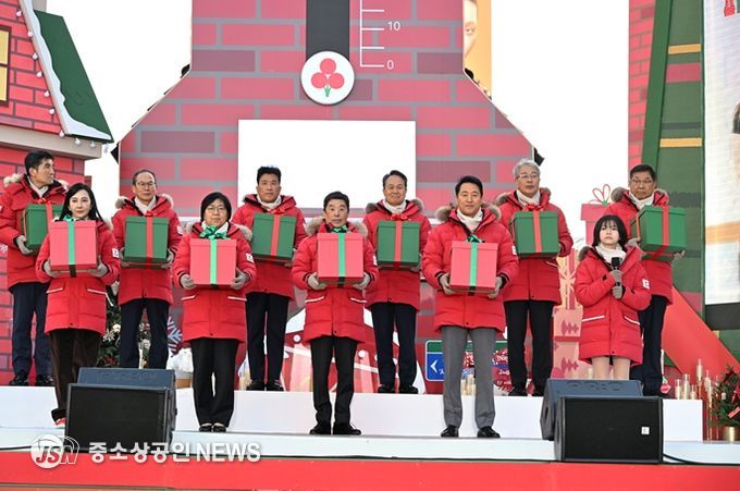 오세훈 서울시장이 1일 광화문광장에서 열린 ‘희망2026 나눔캠페인 출범식’에서 온도탑 점등 퍼포먼스에 참여하고 있다.