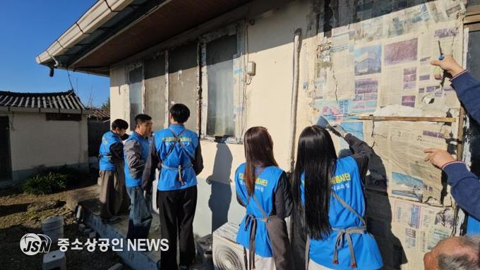 빛고을학생기술봉사단 학생들이 지난 1일 남구 대촌동 도금마을에서 고령층 주택을 수리하고 보수하고 있다.