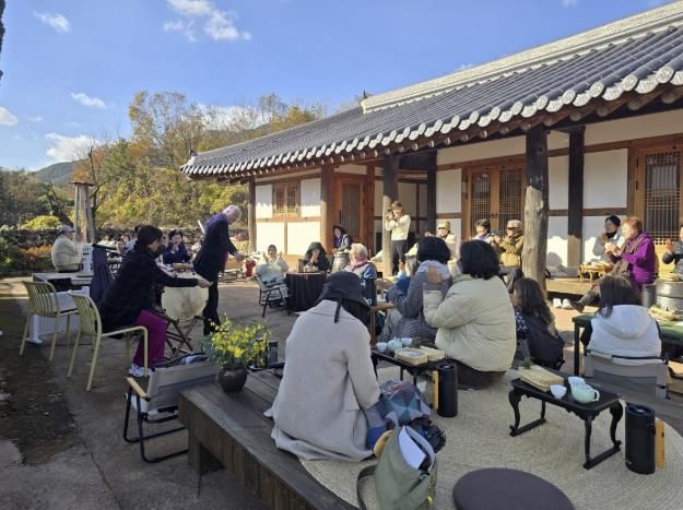 ‘힐링 다도·휴’ 프로그램에 참여자들이 다양한 체험을 즐기고 있다.