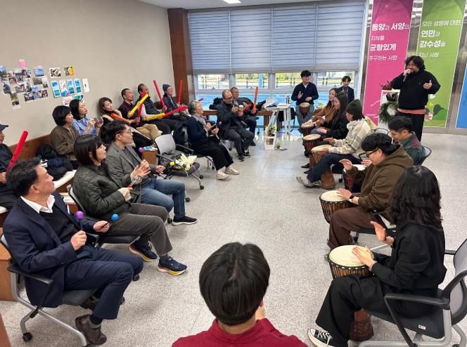 지난 3일 2025 순천에코칼리지 실험과정 수료식 참석자들이 드럼서클 활동으로 젬베 등 악기 합주를 하고 있다