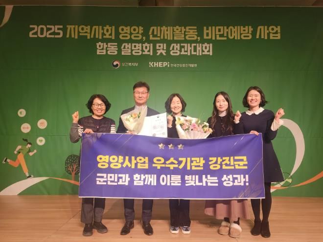 보건복지부 장관 표창을 받은 후 보건소 직원들과 함께 포즈를 취하고 있다.