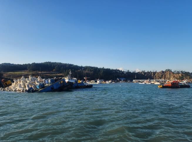 완도 청산도 항내서 바지선 기울어 침수... 완도해경 신속 대응