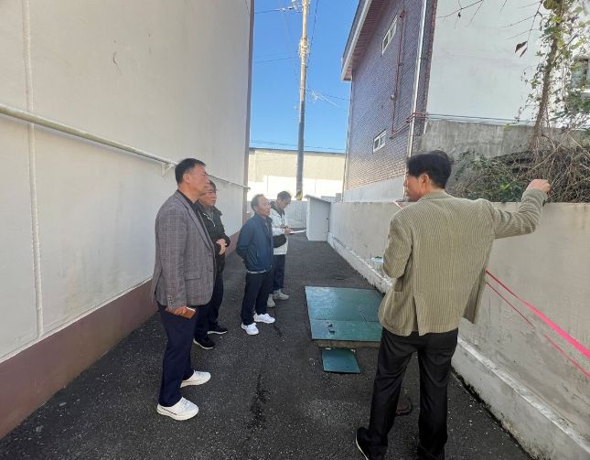 여수시가 지난 10월 31일 연등동 삼송아파트 일원에서 안전관리자문단과 함께 담장을 점검하고 있다.