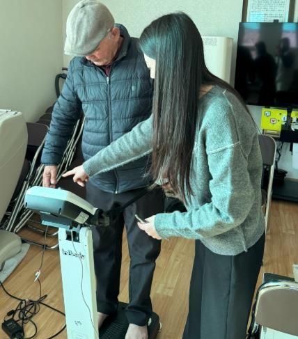 워크온 참여자가 체성분측정을 하고 있다.