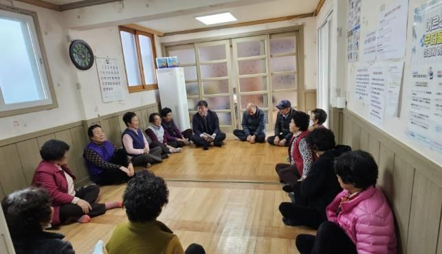 강진읍장이 한파에 대비해 경로당을 방문, 어르신들과 안부를 나누고 있다.