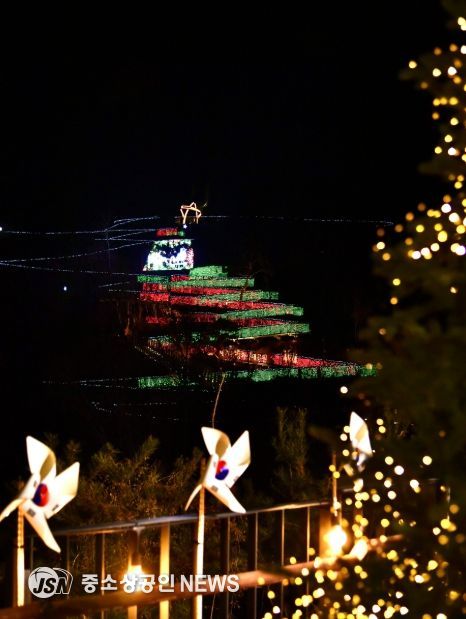 김포시는 지난 20일 애기봉평화생태공원에서 크리스마스 특별문화행사 ‘애기봉 윈터라이트’ 행사를 개최했다.