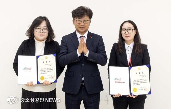 최충규 대덕구청장(사진 가운데)과 평생학습 유공자 표창 대상자들이 22일 표창 수여식을 마친 후 기념 촬영을 하고 있다.