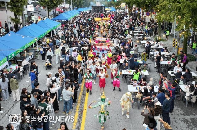 지난 10월 18일 월곡동 차 없는 거리에서 열린 ‘2025 광산세계야시장’에서 퍼레이드가 펼쳐지고 있다.