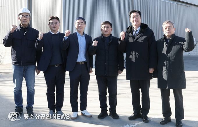 정명근 화성특례시장이 김성환 환경부장관 등 참석자들과 기념촬영을 하고 있다