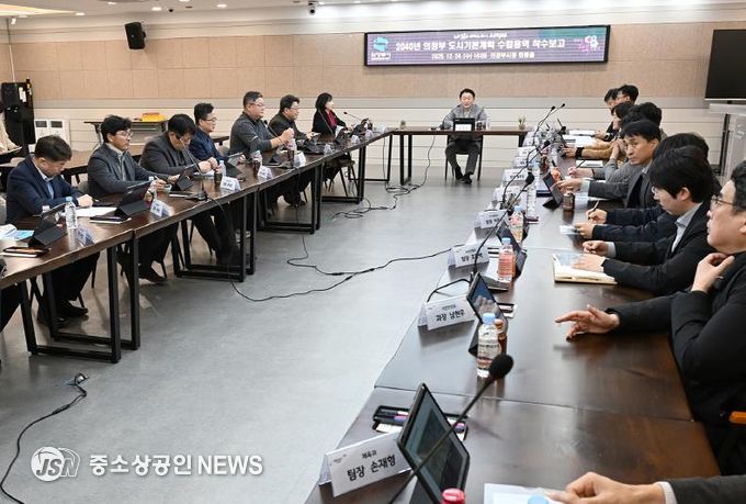 김동근 시장이 12월 24일 ‘2040년 의정부 도시기본계획 수립’을 위한 용역 착수보고회를 진행하고 있다.