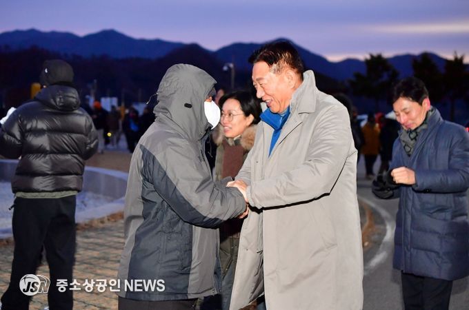 김한종 장성군수가 1일 장성호 제방 해맞이 행사에서 군민들과 새해 인사를 나누고 있다.