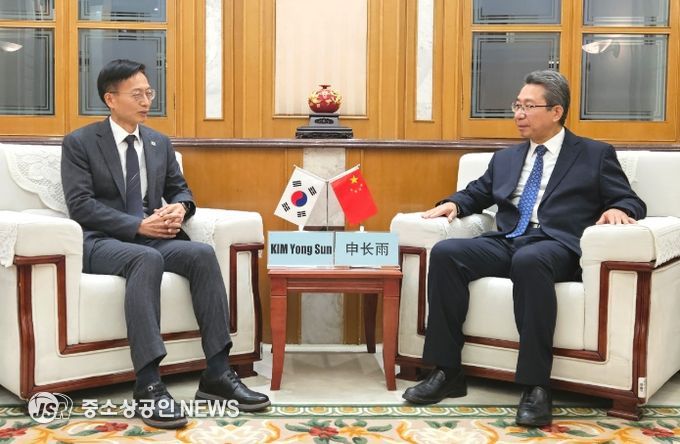 김용선 지식재산처장(왼쪽)과 션창위(申长⾬) 중국 국가지식재산국 청장이 지식재산 최고책임자회의를 진행 중이다.