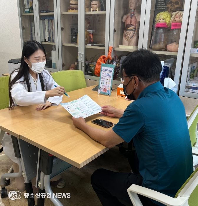 강진군보건소 건강증진 프로그램에 참여하고 있는 모습