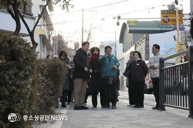 성암로9길 일대를 찾아 정비된 아이들 통학로를 살피는 박강수 마포구청장