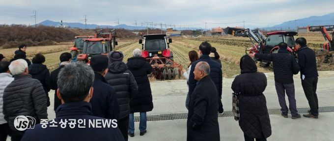 왕우렁이 월동피해 방지를 위해 트렉터를 이용한 깊이갈이 시연회를 준비하고 있다.