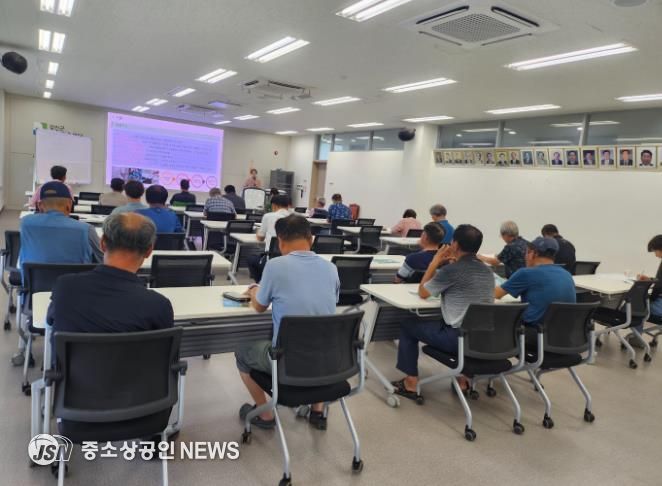 강진군 농업기술센터에서 진행중인 유용 미생물 활용 교육 모습.