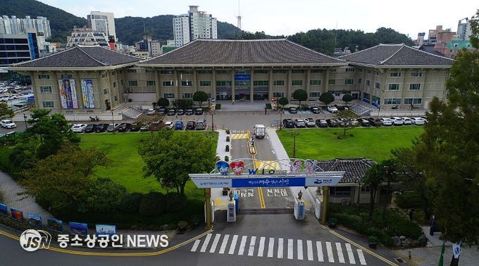 여수시는 겨울철 연료 가격변동에 대한 시민 부담을 완화하기 위해 에너지바우처 등유·LPG 선불카드를 오늘(22일)부터 배부한다.