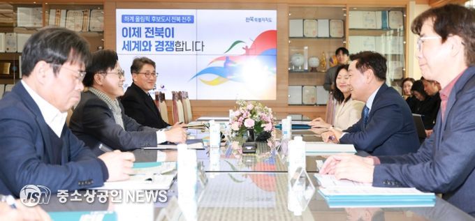 22일 전북특별자치도청 회의실에서 김관영 도지사와 김정관 산업통상부 장관이 5극3특 성장엔진 간담회를 갖고 있다