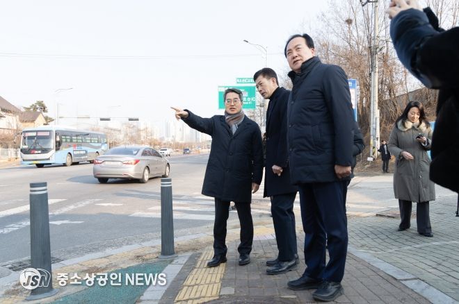 23일 오후 김동연 경기도지사와 이권재 오산시장이 북오산ic 진입로 확장 현장 확인을 하고 있다.