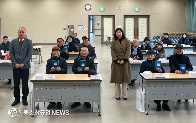 장흥군, ‘어르신 AI 인생시 쓰기’ 시집 전달 성료