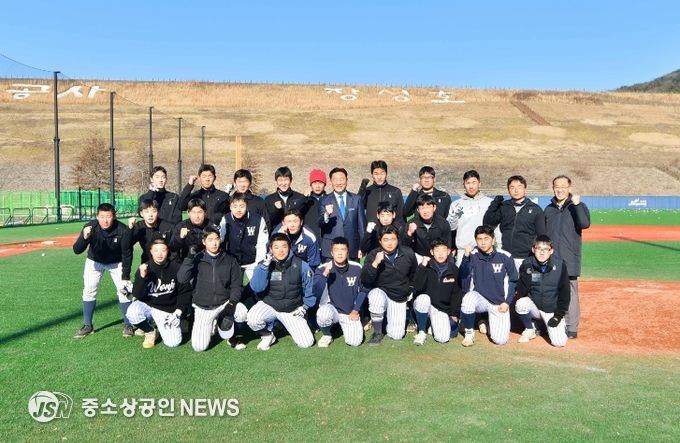 김한종 장성군수가 27일 원주고 야구 선수단이 동계 전지훈련 중인 장성호 체육공원을 찾았다.