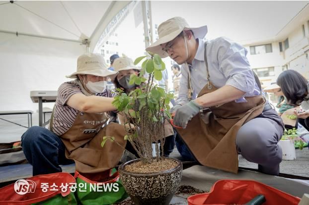 찾아가는 반려식물 관리서비스 현장에서 분갈이 중인 이기재 양천구청장