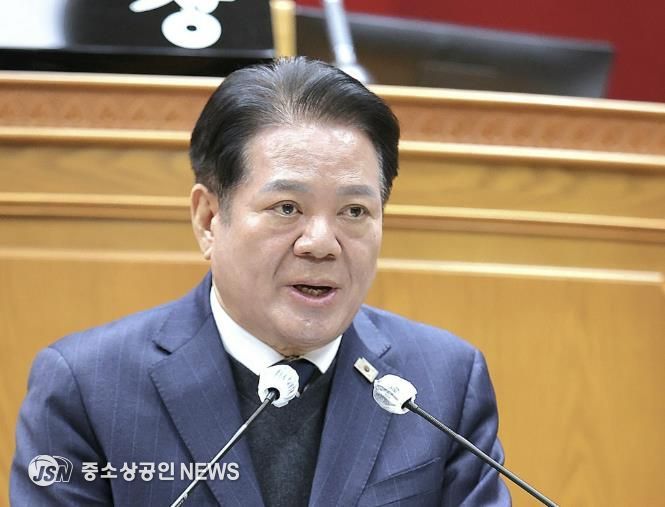 최대호 안양시장이 29일 오전 10시부터 열린 제308회 임시회에서 시정연설을 하고 있다